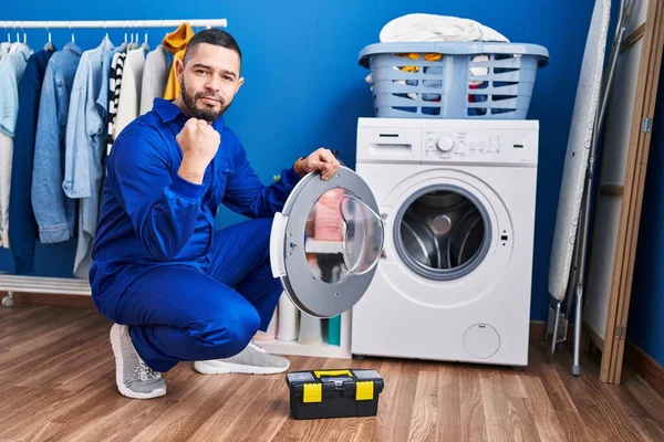 Hispanische Reparaturfirma Arbeitet Waschmaschine Schreit Stolz Feiert Sieg Und Erfolg — Stockfoto
