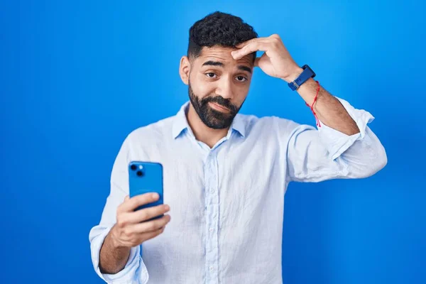 스마트폰 메시지를 사용하여 턱수염을 기르고 아메리카 남성은 이마에 문제에 걱정하고 — 스톡 사진