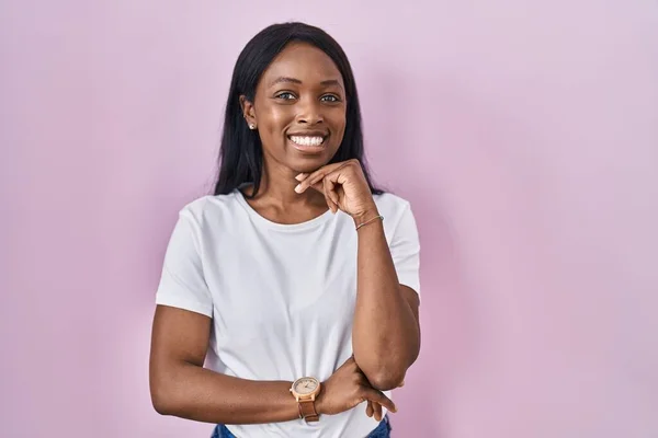 Africká Mladá Žena Neformální Bílé Tričko Sebevědomě Usmívající Kamery Zkříženýma — Stock fotografie