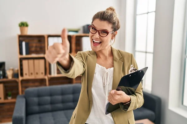 컨설팅 사무실에서 일하는 여성은 손으로 긍정적 행동을 승인합니다 승자의 — 스톡 사진
