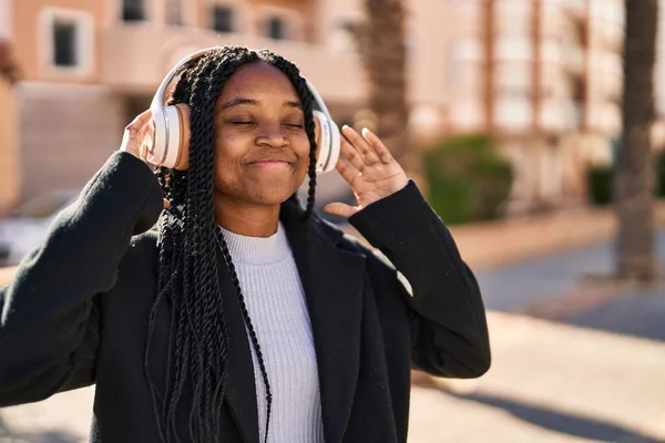 Αφρο Αμερικανίδα Που Ακούει Μουσική Στο Πάρκο — Φωτογραφία Αρχείου