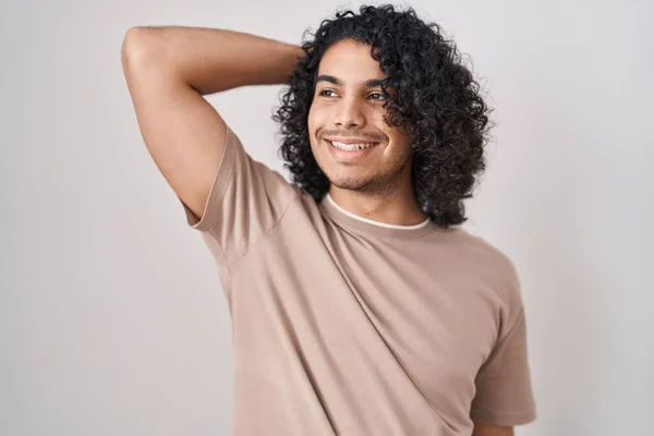 Hispanic Mann Mit Lockigem Haar Steht Über Weißem Hintergrund Lächelnd — Stockfoto