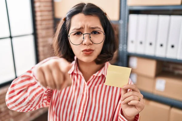 Young Hispanic Woman Holding Paper Reminder Office Pointing Finger Camera — Stock Photo, Image