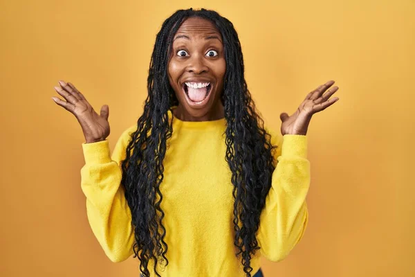 African Woman Standing Yellow Background Celebrating Crazy Amazed Success Arms — Stock Photo, Image