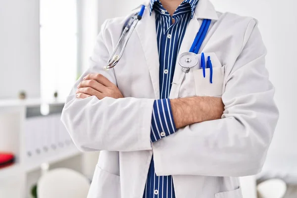 Ung Man Läkare Stående Med Armarna Korsade Gest Kliniken — Stockfoto