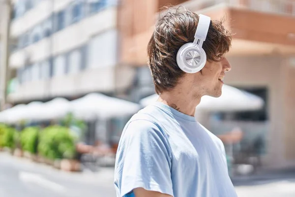 Νέος Ξανθός Άντρας Που Ακούει Μουσική Στο Δρόμο — Φωτογραφία Αρχείου