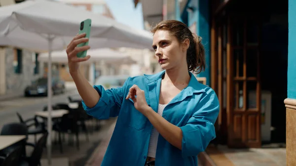 Young Woman Making Selfie Smartphone Street — Stok fotoğraf