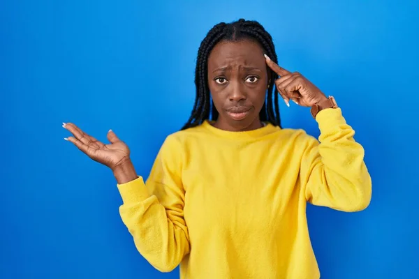 Mooie Zwarte Vrouw Staat Blauwe Achtergrond Verward Geïrriteerd Met Open — Stockfoto