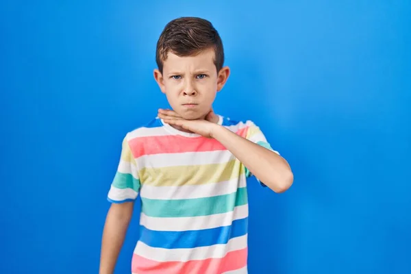 Mavi Arka Planda Dikilen Beyaz Bir Çocuk Bıçakla Boğazını Kesiyor — Stok fotoğraf