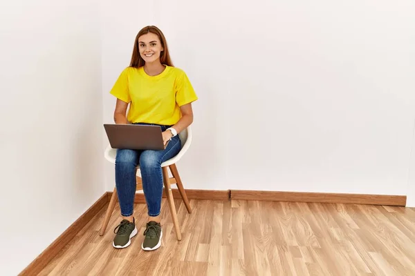 Ung Kvinna Som Använder Laptop Sitter Stol Väntrummet — Stockfoto