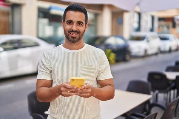 Молодий Іспаномовний Чоловік Посміхається Впевнено Використовуючи Смартфон Вулиці — стокове фото