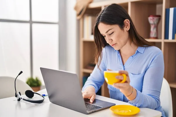 Νεαρή Γυναίκα Που Χρησιμοποιεί Φορητό Υπολογιστή Πίνοντας Καφέ Στο Σπίτι — Φωτογραφία Αρχείου