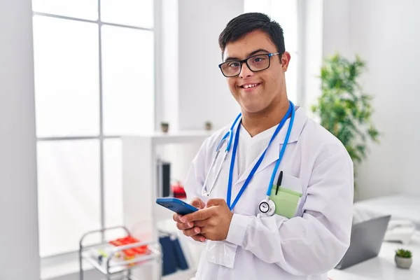 Sendromlu Adam Klinikte Akıllı Telefon Kullanarak Doktor Üniforması Giyiyor — Stok fotoğraf