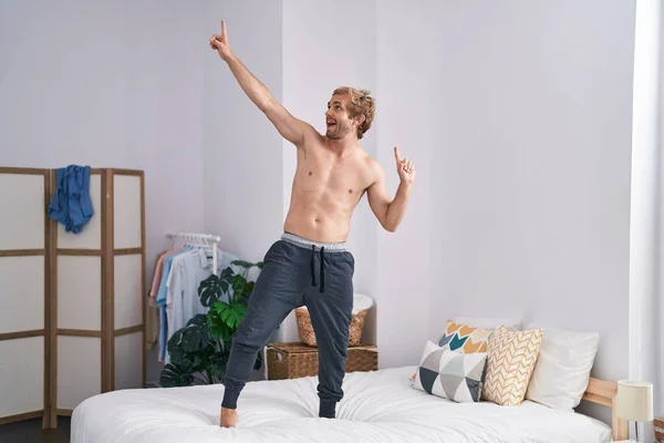 Junger Mann Tanzt Auf Bett Schlafzimmer — Stockfoto