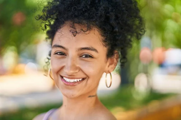 Joven Mujer Hispana Sonriendo Confiada Pie Parque — Foto de Stock