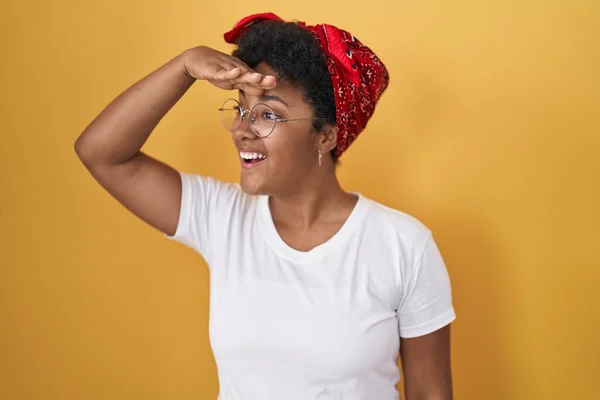 Sarı Arka Planda Dikilen Genç Afro Amerikalı Kadın Çok Mutlu — Stok fotoğraf