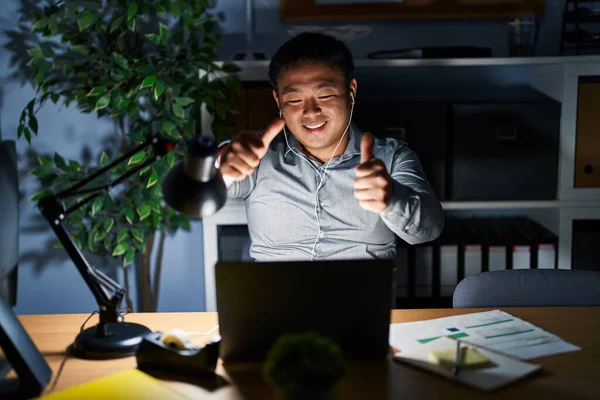 Ung Kinesisk Man Som Arbetar Med Dator Laptop Natten Godkänner — Stockfoto