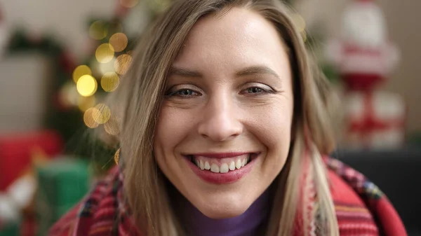 Joven Mujer Rubia Sonriendo Confiada Sentada Sofá Por Árbol Navidad — Foto de Stock