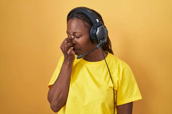 Kulaklıkla Müzik Dinleyen Afrikalı Amerikalı Bir Kadın Burun Gözler Sürtünmekten — Stok fotoğraf