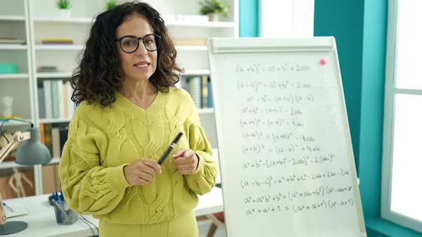 Middle Age Hispanic Woman Teacher Explaining Maths Exercise Library University — ストック写真