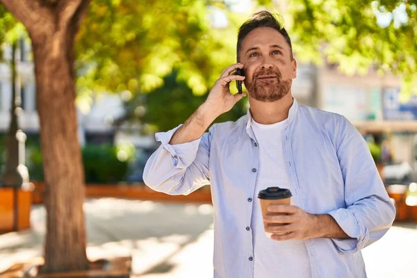 Jonge Blanke Man Gesprek Smartphone Het Drinken Van Koffie Het — Stockfoto