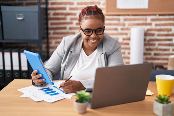 Africano Americano Mulher Trabalhador Negócios Usando Touchpad Escrita Documento Escritório — Fotografia de Stock