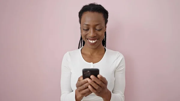 Afroamericano Donna Sorridente Fiducioso Utilizzando Smartphone Isolato Sfondo Rosa — Foto Stock
