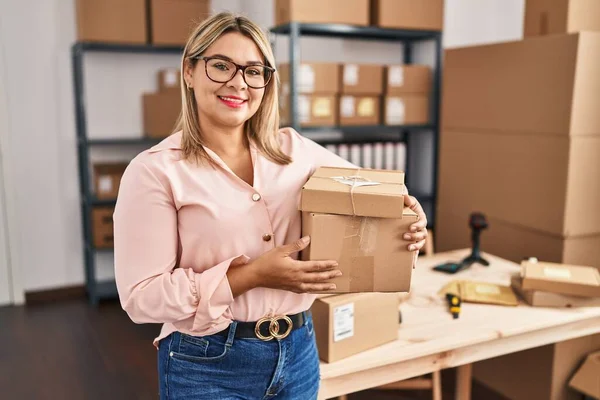 Young Hispanic Woman Working Small Business Ecommerce Looking Positive Happy — Stock Photo, Image