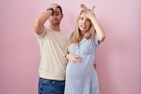 Jong Stel Verwacht Een Baby Staan Roze Achtergrond Verrast Met — Stockfoto