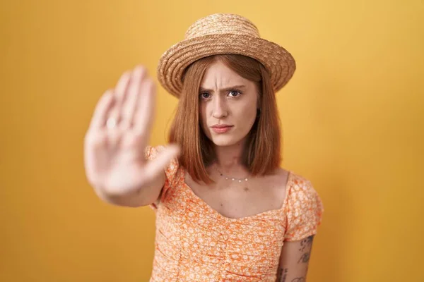 Mujer Pelirroja Joven Pie Sobre Fondo Amarillo Con Sombrero Verano — Foto de Stock