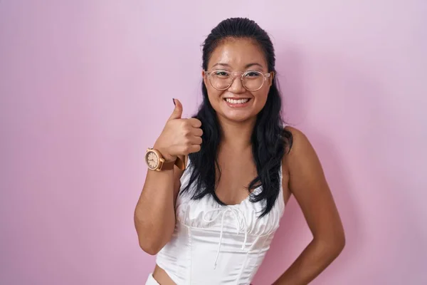 Aziatisch Jong Vrouw Staande Roze Achtergrond Glimlachen Gelukkig Positief Duim — Stockfoto