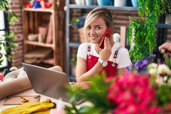 Young Blonde Woman Florist Talking Smartphone Using Laptop Florist — Stock Photo, Image