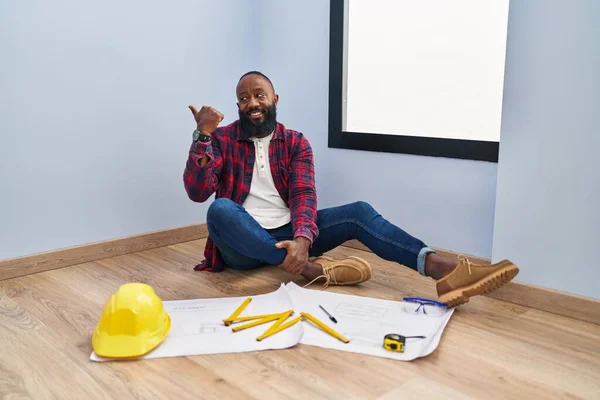 Afroamerikanischer Mann Sitzt Auf Dem Boden Neuen Zuhause Und Betrachtet — Stockfoto