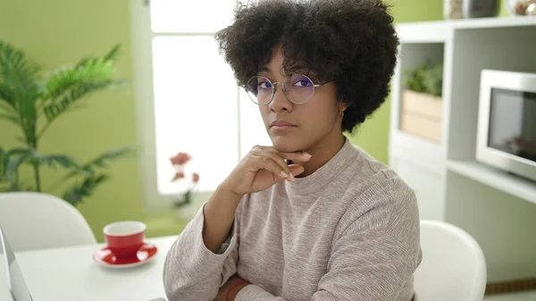 Joven Mujer Afroamericana Sentada Mesa Con Expresión Relajada Casa —  Fotos de Stock
