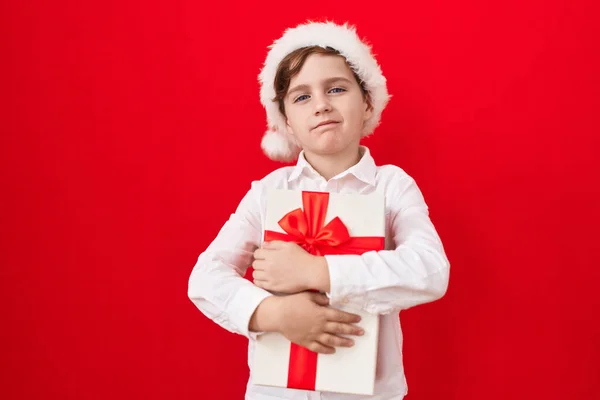 Kleine Blanke Jongen Draagt Kerstmuts Houdt Geschenken Ontspannen Met Een — Stockfoto