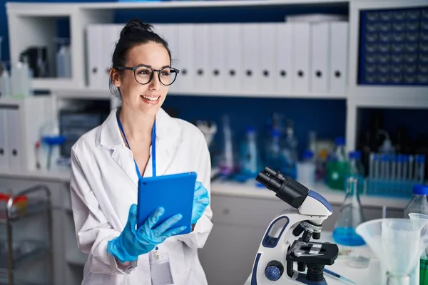 Ung Kaukasisk Kvinna Vetenskapsman Ler Säker Med Pekplatta Laboratoriet — Stockfoto