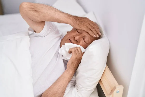 Yaşlı Gri Saçlı Adam Yatakta Uzanıyor Ağlıyor — Stok fotoğraf