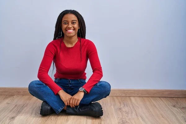 Jonge Afro Amerikaanse Met Vlechten Vloer Thuis Met Een Vrolijke — Stockfoto
