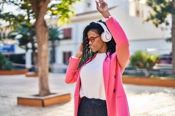 Afrika Amerika Wanita Eksekutif Mendengarkan Musik Dan Menari Taman — Stok Foto