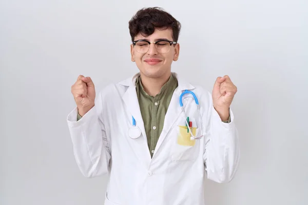 Jonge Niet Binaire Man Doktersuniform Stethoscoop Opgewonden Voor Succes Met — Stockfoto