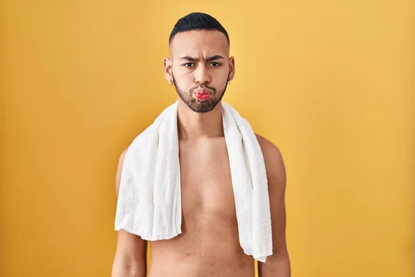 Mladý Hispánec Stojí Bez Košile Ručníkem Nateklým Líčky Legračním Obličejem — Stock fotografie