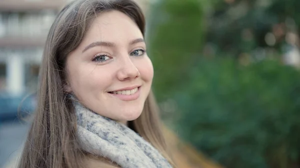 Parkta Kendinden Emin Gülümseyen Genç Sarışın Kadın — Stok fotoğraf
