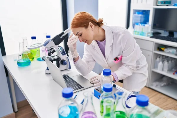 Jovem Cientista Caucasiana Estressado Usando Laptop Trabalhando Laboratório — Fotografia de Stock