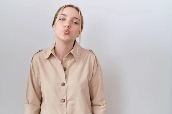 Młoda Biała Kobieta Ubrana Luźną Koszulę Patrząca Kamerę Dmuchająca Pocałunek — Zdjęcie stockowe