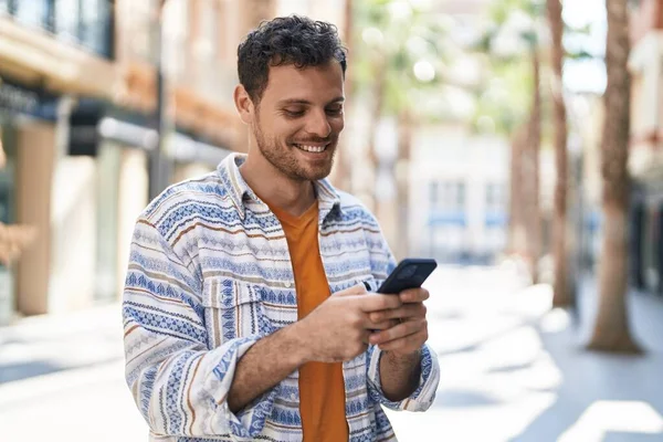 Young Hispanic Man Smiling Confident Using Smartphone Street — Stock Photo, Image