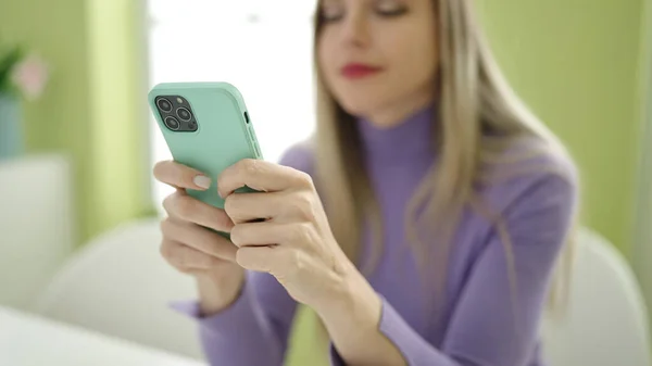 Jong Blond Vrouw Met Behulp Van Smartphone Zitten Tafel Thuis — Stockfoto