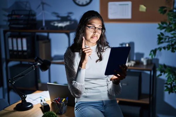 Mujer Brasileña Joven Usando Touchpad Noche Trabajando Oficina Apuntando Hacia — Foto de Stock