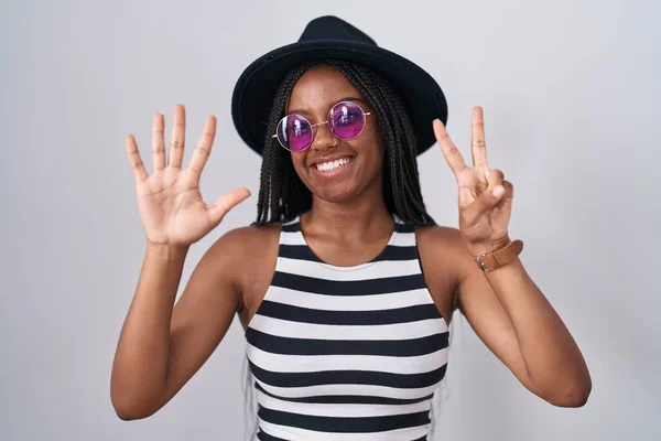 Joven Afroamericano Con Trenzas Con Sombrero Gafas Sol Mostrando Apuntando —  Fotos de Stock