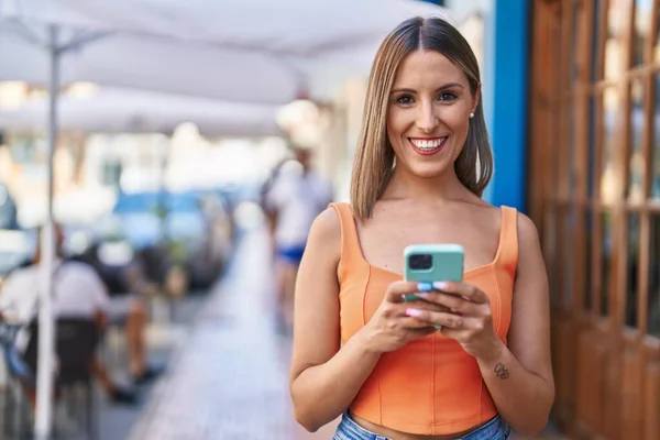 Jovem Bela Mulher Hispânica Sorrindo Confiante Usando Smartphone Rua — Fotografia de Stock