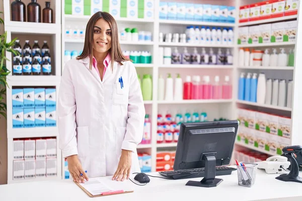 Молодая Красивая Латиноамериканка Фармацевт Улыбается Уверенно Стоя Аптеке — стоковое фото